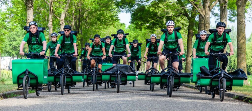 Groen bezorgd: Post van Chain Logistics arriveert per fiets bij de klant